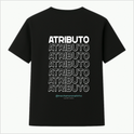 Camiseta com estampa frontal de "ATRIBUTO" em estilo minimalista e estampa traseira repetitiva de "ATRIBUTO" com detalhe de perfil embaixo.