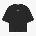 Camiseta com estampa frontal de logotipo pequeno em um oval e estampa traseira de frase estilizada acima de imagem do planeta Terra em um fundo circular.