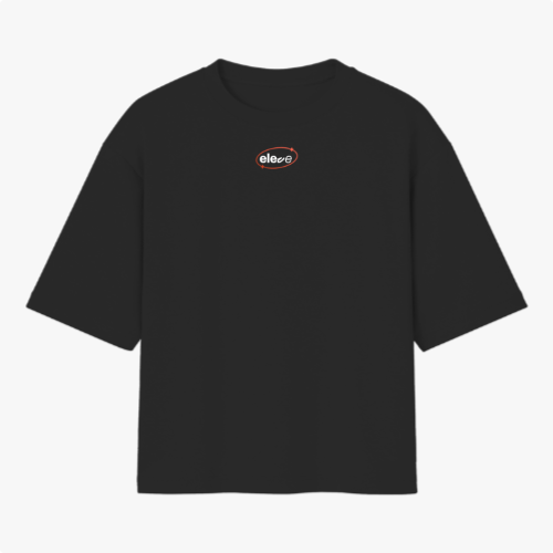 Camiseta com estampa frontal de logotipo pequeno em um oval e estampa traseira de frase estilizada acima de imagem do planeta Terra em um fundo circular.