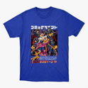 Camiseta com estampa frontal de um grupo de personagens em pose destemida, cercados por figuras sombrias e texto em estilo japonês na parte superior e inferior.