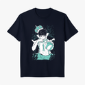Camiseta com estampa frontal de jogador de vôlei segurando bola, com expressão concentrada, usando uniforme esportivo e uma coroa estilizada na cabeça.