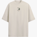Camiseta com estampa frontal de dois rostos de perfil acompanhados de texto e estampa traseira de dois personagens em ação com elementos gráficos e texto.