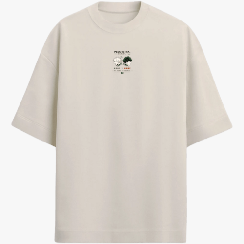 Camiseta com estampa frontal de dois rostos de perfil acompanhados de texto e estampa traseira de dois personagens em ação com elementos gráficos e texto.