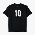 Camiseta com estampa frontal de texto "BRASIL" arqueado sobre cinco estrelas e estampa traseira do número "10" centralizado abaixo de um pequeno ícone.