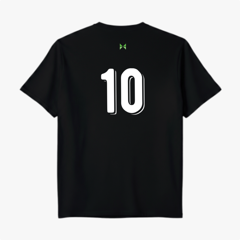 Camiseta com estampa frontal de texto "BRASIL" arqueado sobre cinco estrelas e estampa traseira do número "10" centralizado abaixo de um pequeno ícone.