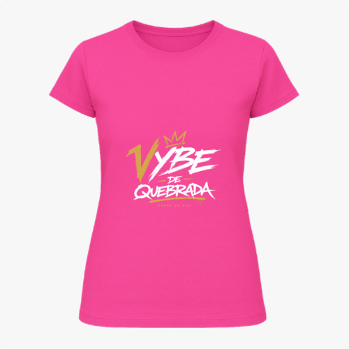 Camiseta com estampa frontal de texto estilizado "Vybe de Quebrada" acompanhado de coroa e linha embaixo, em um design dinâmico e urbano.