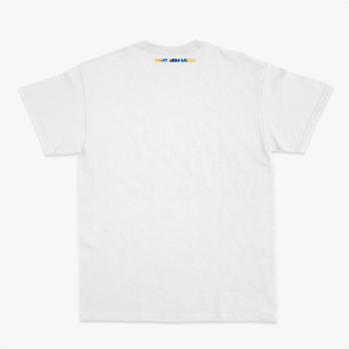 Camiseta com estampa frontal de mensagem em texto estilizado "DEUS ACIMA DE TUDO BRASIL ACIMA DE TODOS" e estampa traseira pequena com "ACIMA DE TUDO".