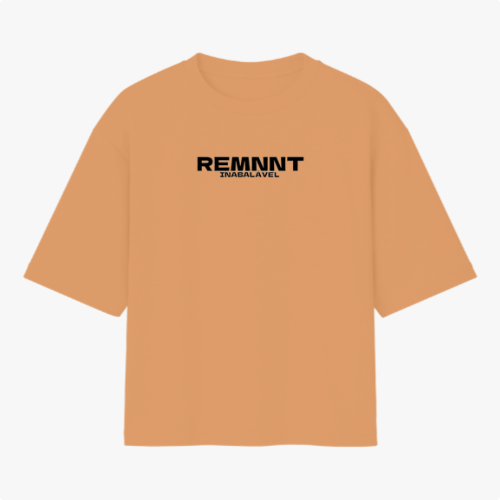 Camiseta com estampa frontal de texto estilizado "REMNNT" em letras maiúsculas e "IMBATÍVEL" em tamanho menor, alinhados centralmente.