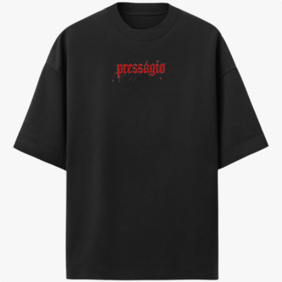 Camiseta com estampa frontal de "pressagio" em fonte estilizada e estampa traseira de círculo com "Maffie Records" no centro, ambos com aparência desgastada.