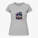 Camiseta com estampa frontal de gato com chapéu de mago, lendo um livro cercado por cristais e névoa; estampa traseira com pequeno logotipo textual.