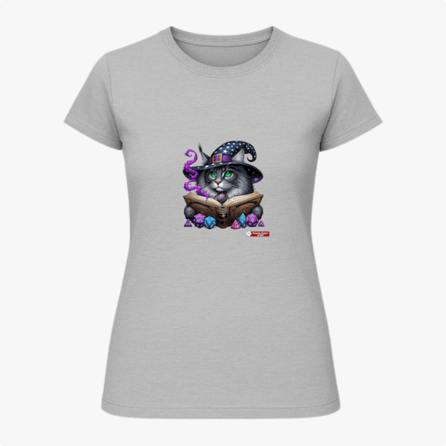 Camiseta com estampa frontal de gato com chapéu de mago, lendo um livro cercado por cristais e névoa; estampa traseira com pequeno logotipo textual.