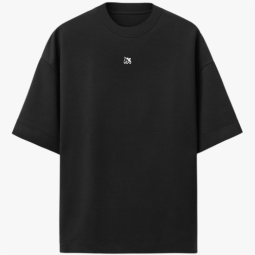Camiseta com estampa frontal de pequeno símbolo abstrato e estampa traseira de guerreiro nórdico detalhado com capacete e barba, acompanhado do texto "Rise Einherjar!".