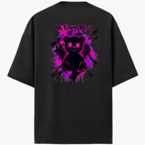 Camiseta com estampa frontal de inscrição estilizada e estampa traseira de urso sorridente com olhos em forma de "X" sobre fundo de respingos vibrantes.