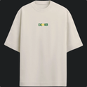 Camiseta com estampa frontal de texto "EXEOVER" e detalhe gráfico central, e estampa traseira de texto "ACORDA BRASIL" com símbolo gráfico integrado.