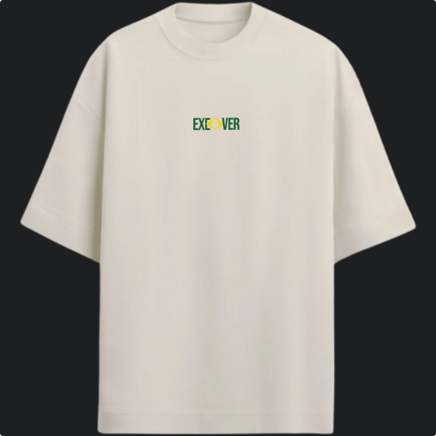 Camiseta com estampa frontal de texto "EXEOVER" e detalhe gráfico central, e estampa traseira de texto "ACORDA BRASIL" com símbolo gráfico integrado.