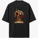 Camiseta com estampa frontal de logotipo estilizado "TK" e estampa traseira de figura angelical com asas, espada e escudo, acompanhada de inscrição latina.