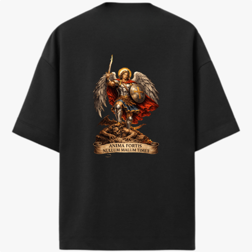 Camiseta com estampa frontal de logotipo estilizado "TK" e estampa traseira de figura angelical com asas, espada e escudo, acompanhada de inscrição latina.