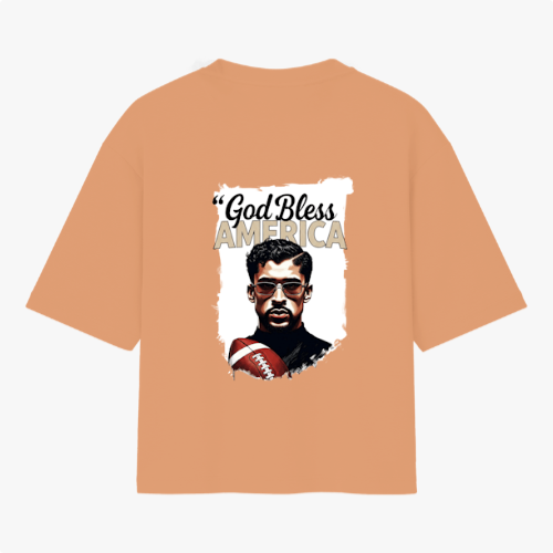 Camiseta com estampa frontal de texto "God Bless America Born 2000" e estampa traseira de ilustração de homem com óculos segurando bola de futebol americano.