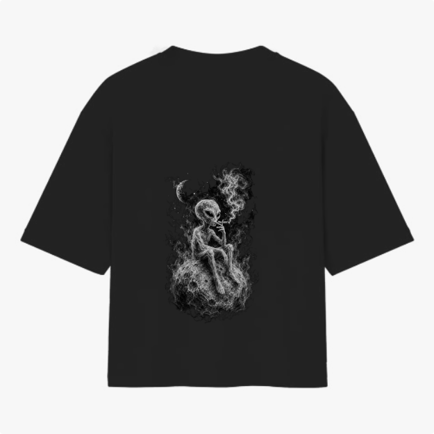 Camiseta com estampa traseira de alienígena sentado numa superfície rochosa, fumando com tranquilidade, envolto em uma atmosfera etérea e nebulosa sob a lua.