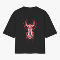 Camiseta com estampa frontal de um besouro estilizado em detalhes geométricos e simétricos, destacando chifres e segmentos do corpo com precisão artística.