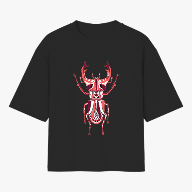 Camiseta com estampa frontal de um besouro estilizado em detalhes geométricos e simétricos, destacando chifres e segmentos do corpo com precisão artística.