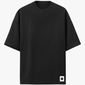 Camiseta com estampa frontal de símbolo minimalista no canto inferior e estampa traseira de arte geométrica abstrata com círculos, quadrados e um "X".