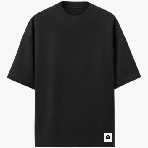 Camiseta com estampa frontal de símbolo minimalista no canto inferior e estampa traseira de arte geométrica abstrata com círculos, quadrados e um "X".