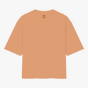 Camiseta com estampa frontal de texto "latina y forrozeira" e estampa traseira de espiral colorida sutil localizada próximo à gola.
