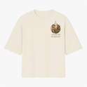 Camiseta com estampa frontal de dragão e fênix junto a texto estratégico, e estampa traseira de dragão detalhado sobre nuvens com textos complementares.