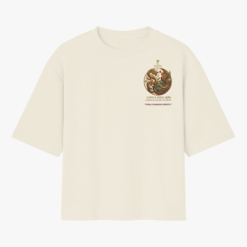 Camiseta com estampa frontal de dragão e fênix junto a texto estratégico, e estampa traseira de dragão detalhado sobre nuvens com textos complementares.
