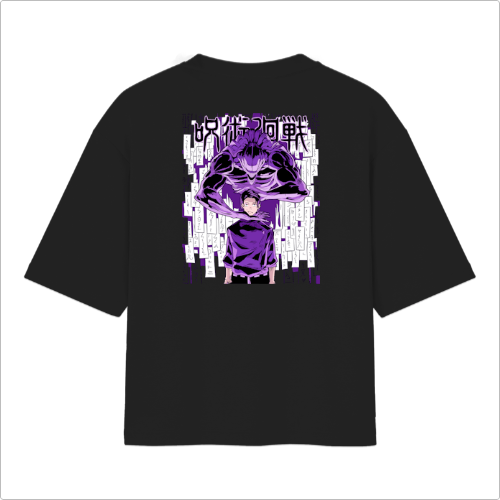 Camiseta com estampa frontal de duas cabeças de veados adornadas com flores, e estampa traseira de dois personagens sobre um fundo de kanjis e papéis.