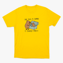 Camiseta com estampa frontal de dois capivaras, uma do lado de fora e outra dentro de uma caixa, acompanhadas da frase "QUE DEUS TE GUARDE E ESQUEÇA ONDE".
