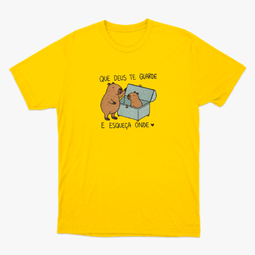 Camiseta com estampa frontal de dois capivaras, uma do lado de fora e outra dentro de uma caixa, acompanhadas da frase "QUE DEUS TE GUARDE E ESQUEÇA ONDE".