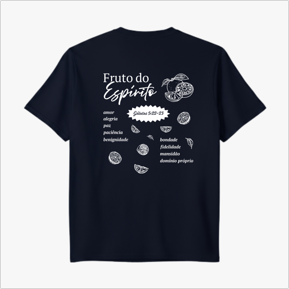 Camiseta com estampa frontal de limão desenhado em traços finos, e estampa traseira de citação "Fruto do Espírito" com limões e elementos escritos.
