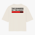 Camiseta com estampa frontal de "THE RUNNERS OF THE NIGHT" no canto superior e estampa traseira com mesma frase acompanhada de barra e "ROWKER CLUB".