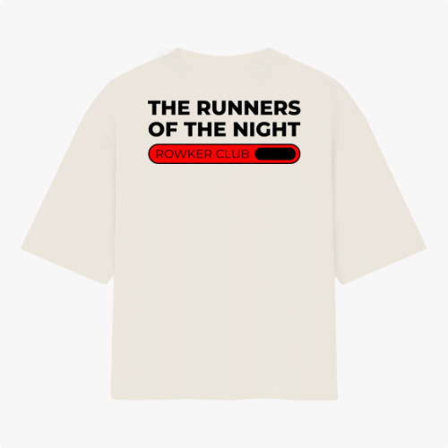 Camiseta com estampa frontal de "THE RUNNERS OF THE NIGHT" no canto superior e estampa traseira com mesma frase acompanhada de barra e "ROWKER CLUB".