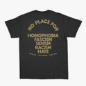 Camiseta com estampa frontal de logotipo estilizado "VALA" e estampa traseira com texto em negrito "NO PLACE FOR" seguido de palavras contra discriminação e ódio.