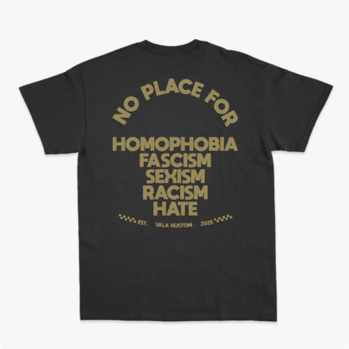 Camiseta com estampa frontal de logotipo estilizado "VALA" e estampa traseira com texto em negrito "NO PLACE FOR" seguido de palavras contra discriminação e ódio.