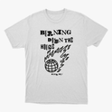 Camiseta com estampa frontal de frase mix de fontes "Burning Down the House", chamas estilizadas e um globo central, seguido por "DNGR.DYZ".