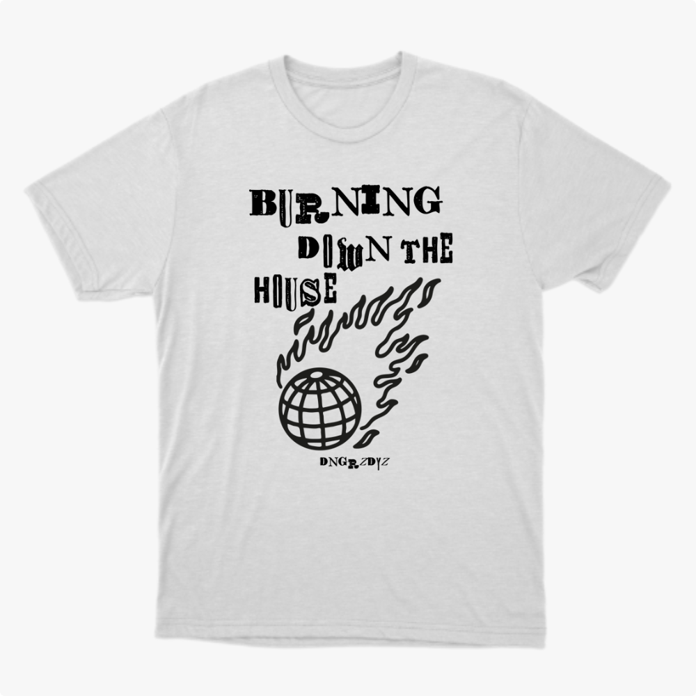 Camiseta com estampa frontal de frase mix de fontes "Burning Down the House", chamas estilizadas e um globo central, seguido por "DNGR.DYZ".