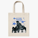 Ecobag com estampa frontal de três pessoas posando entre bolas espelhadas sob estrelas e texto estilizado acima e nas laterais formando uma composição.