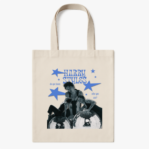 Ecobag com estampa frontal de três pessoas posando entre bolas espelhadas sob estrelas e texto estilizado acima e nas laterais formando uma composição.
