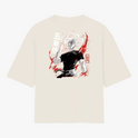 Camiseta com estampa frontal de texto estilizado "KAGE" ao lado de símbolo oriental e estampa traseira de personagem em pose dinâmica com texto japonês.