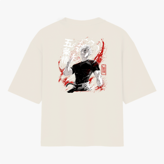 Camiseta com estampa frontal de texto estilizado "KAGE" ao lado de símbolo oriental e estampa traseira de personagem em pose dinâmica com texto japonês.