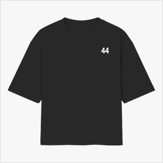 Camiseta com estampa frontal de número '44' no lado esquerdo superior e estampa traseira de pessoa segurando bandeira brasileira e textos em destaque.