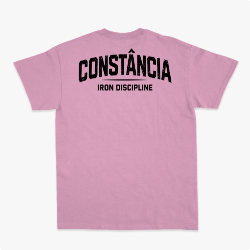 Camiseta com estampa frontal de "Iron Discipline" e design de montanhas, e estampa traseira de "CONSTÂNCIA Iron Discipline" em letras destacadas.