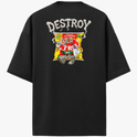 Camiseta com estampa frontal de logo oval "DESTROY" e estampa traseira de pacote com personagem animado, texto decorativo e bandeiras minúsculas.