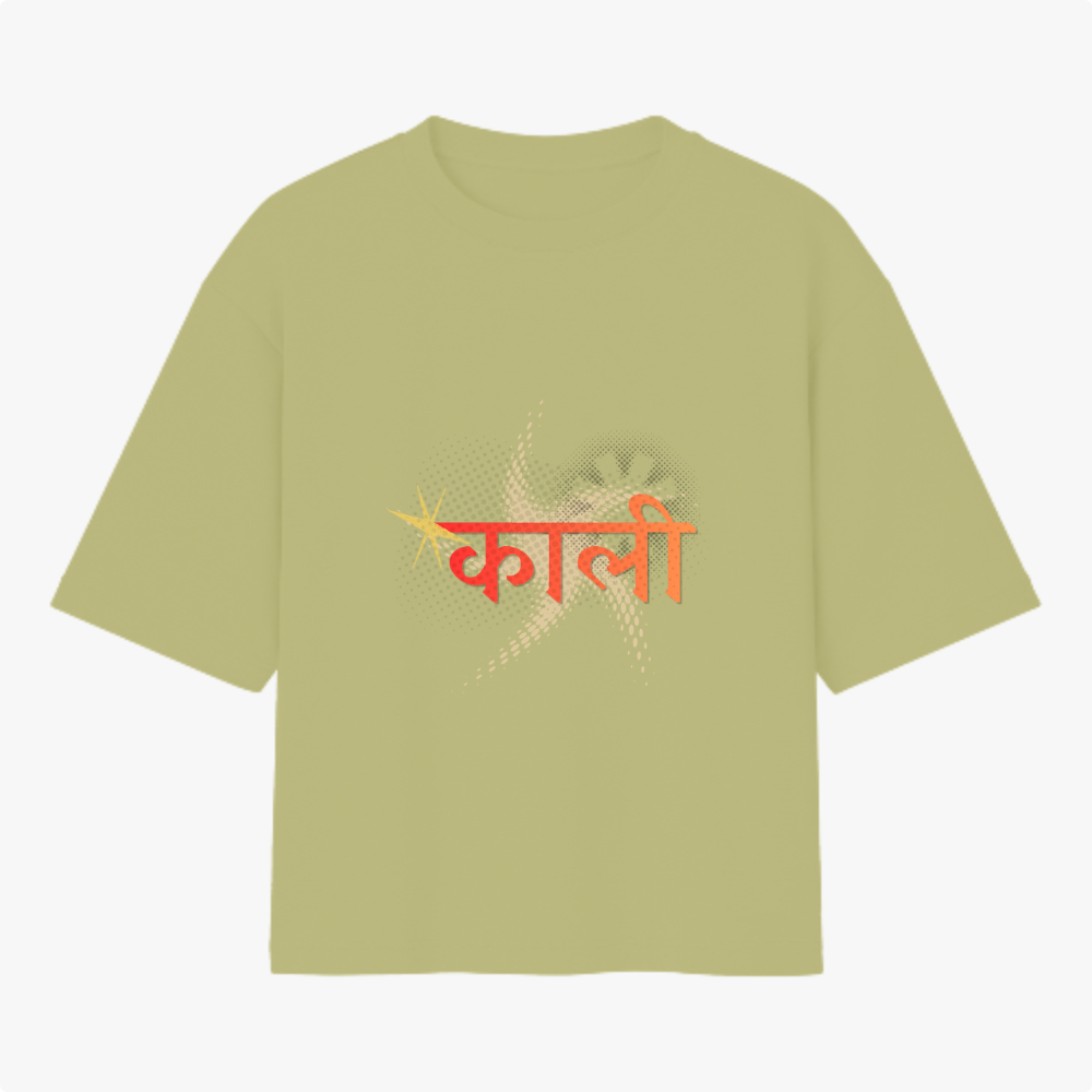 Camiseta com estampa frontal de texto em outra língua sobre um padrão geométrico com estrela amarela e estampa traseira de uma figura detalhada com adornos.