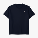 Camiseta com estampa frontal de figura estilizada minimalista e estampa traseira de escudo detalhado com texto artístico ao redor e pequenas estrelas decorativas.