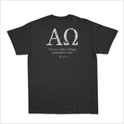 Camiseta com estampa frontal de "AΩ" e estampa traseira de "AΩ" acompanhada da frase "Eu sou o Alfa e o Ômega, o princípio e o fim" Ap. 22:13.